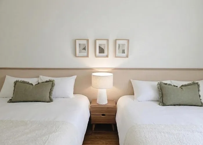 Open 5 Minutes To Sinsa Station ,5 Minutes To Airport Bus, Spacious Living ,garosu-gil ,coex ,plastic Surgery,hotel Bedding *