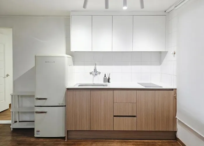 Open 5 Minutes To Sinsa Station ,5 Minutes To Airport Bus, Spacious Living ,garosu-gil ,coex ,plastic Surgery,hotel Bedding アパート *