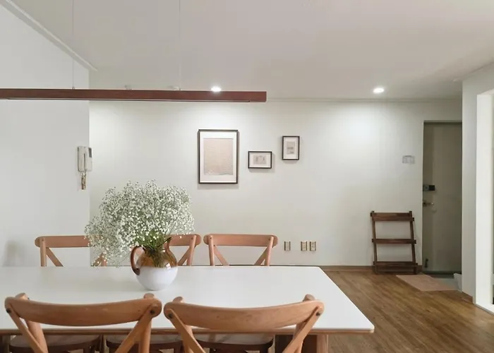 Open 5 Minutes To Sinsa Station ,5 Minutes To Airport Bus, Spacious Living ,garosu-gil ,coex ,plastic Surgery,hotel Bedding