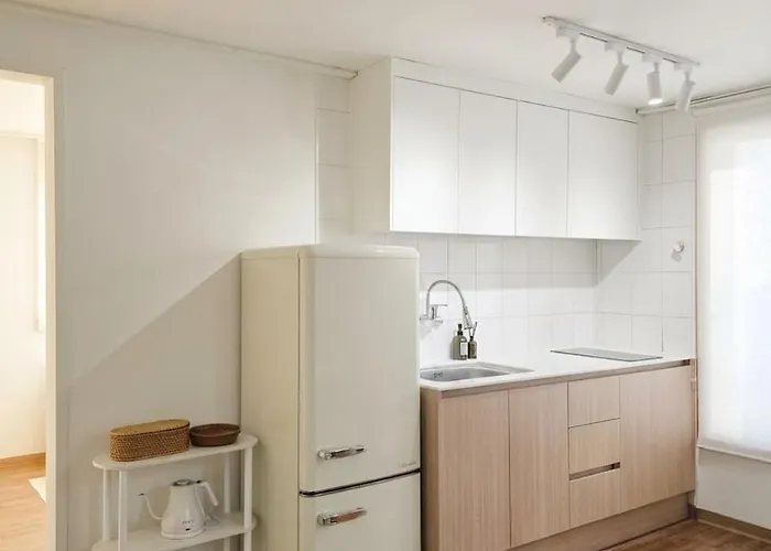 Open 5 Minutes To Sinsa Station ,5 Minutes To Airport Bus, Spacious Living ,garosu-gil ,coex ,plastic Surgery,hotel Bedding *