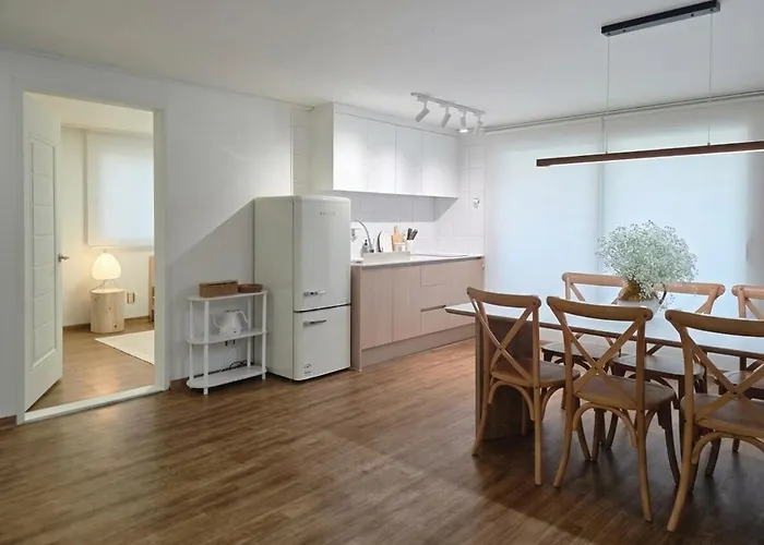 Open 5 Minutes To Sinsa Station ,5 Minutes To Airport Bus, Spacious Living ,garosu-gil ,coex ,plastic Surgery,hotel Bedding