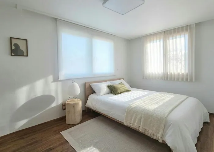 Open 5 Minutes To Sinsa Station ,5 Minutes To Airport Bus, Spacious Living ,garosu-gil ,coex ,plastic Surgery,hotel Bedding アパート *