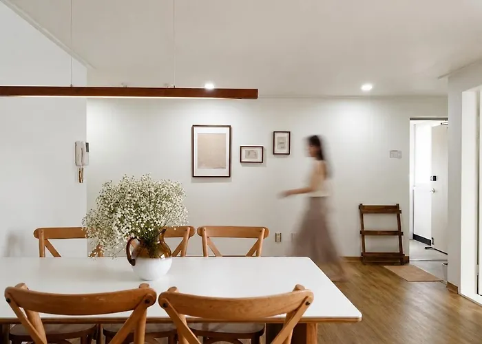 Open 5 Minutes To Sinsa Station ,5 Minutes To Airport Bus, Spacious Living ,garosu-gil ,coex ,plastic Surgery,hotel Bedding アパート