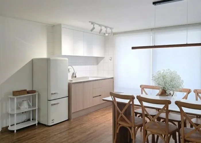 Open 5 Minutes To Sinsa Station ,5 Minutes To Airport Bus, Spacious Living ,garosu-gil ,coex ,plastic Surgery,hotel Bedding