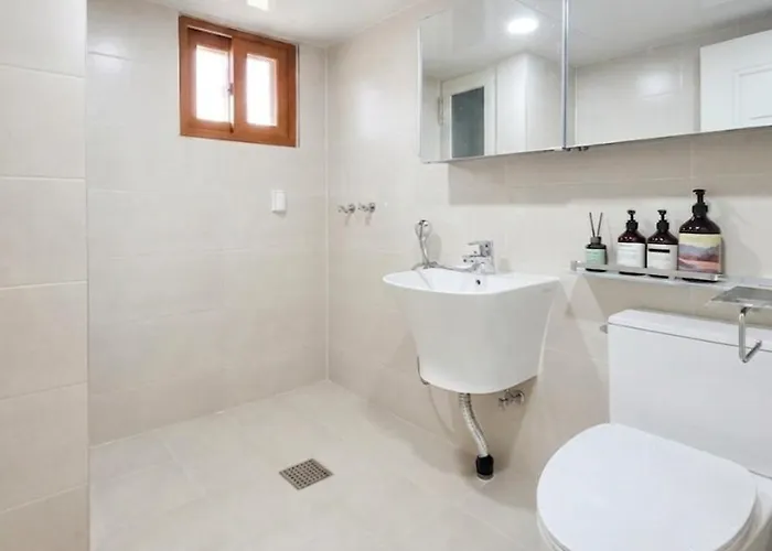 アパート Open 5 Minutes To Sinsa Station ,5 Minutes To Airport Bus, Spacious Living ,garosu-gil ,coex ,plastic Surgery,hotel Bedding