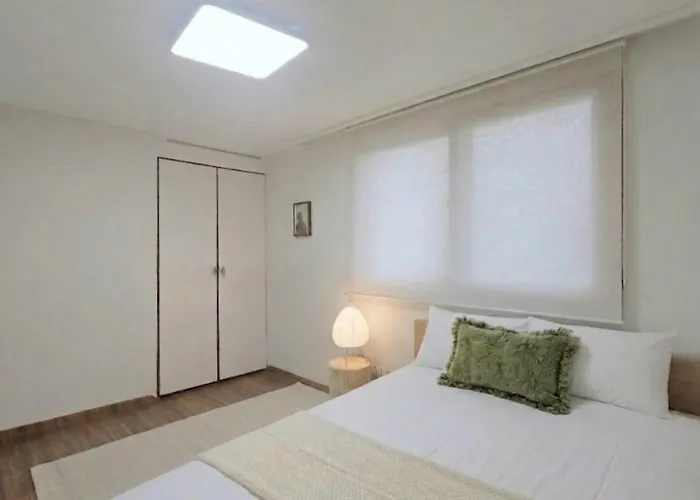 Open 5 Minutes To Sinsa Station ,5 Minutes To Airport Bus, Spacious Living ,garosu-gil ,coex ,plastic Surgery,hotel Bedding